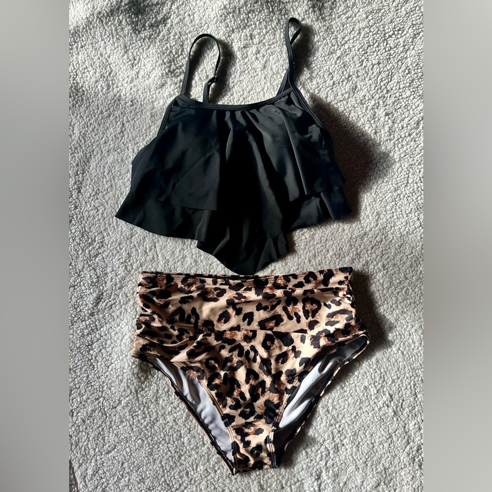 NWT Black and Leopard Print Bikini Set Women’s Size Large Ruffle Top Swimsuit